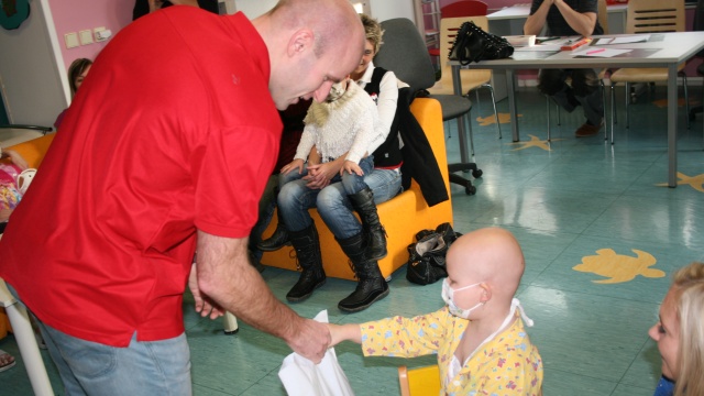 Hokejist potili nemocn dti, zavtali do Fakultn nemocnice v Hradci Krlov