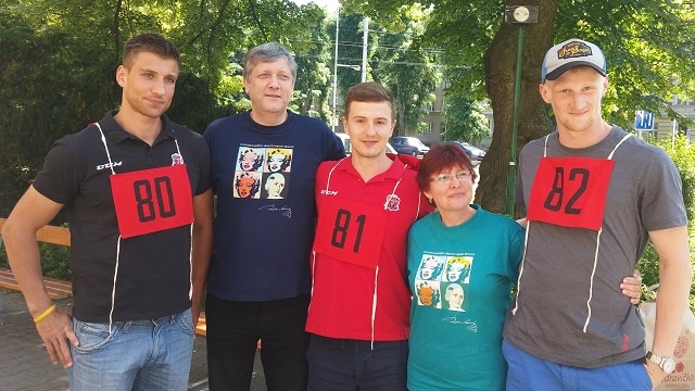 Hradet hokejist podpoili dobrou vc a zastnili se Bhu s Boenkou