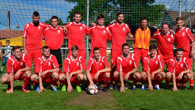 Hokejistm to jde i na trvnku, ve fotbale porazili Nov Hradec na penalty
